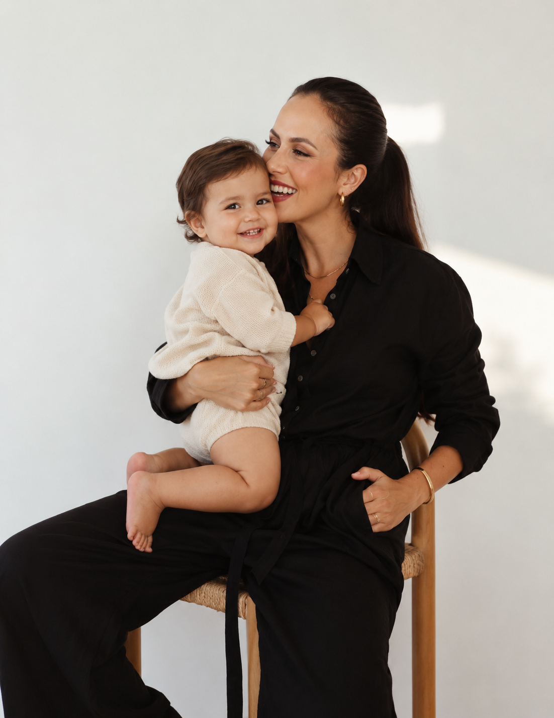 Mariana Alves con un niño en brazos